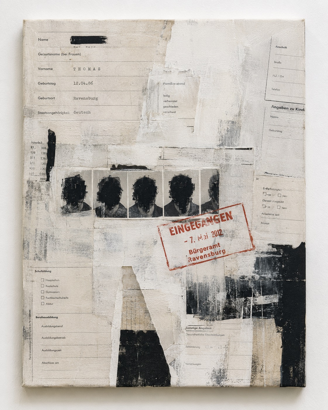Mixed-Media-Collage aus übermalten Behördenformularen mit geschwärztem Passfoto